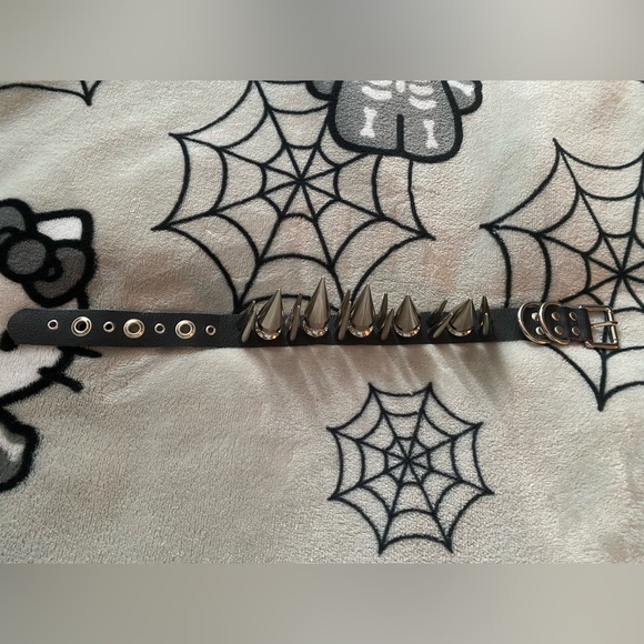 large spiked collar - Picture 3 of 6